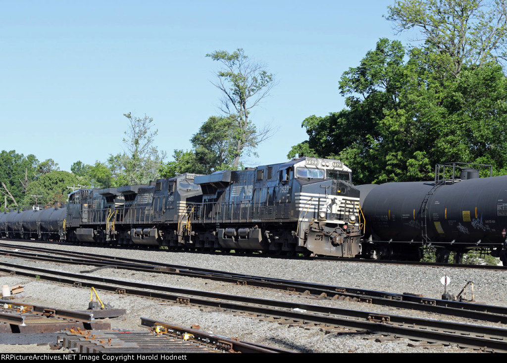 NS 7523 leads power for 6W4 around its train